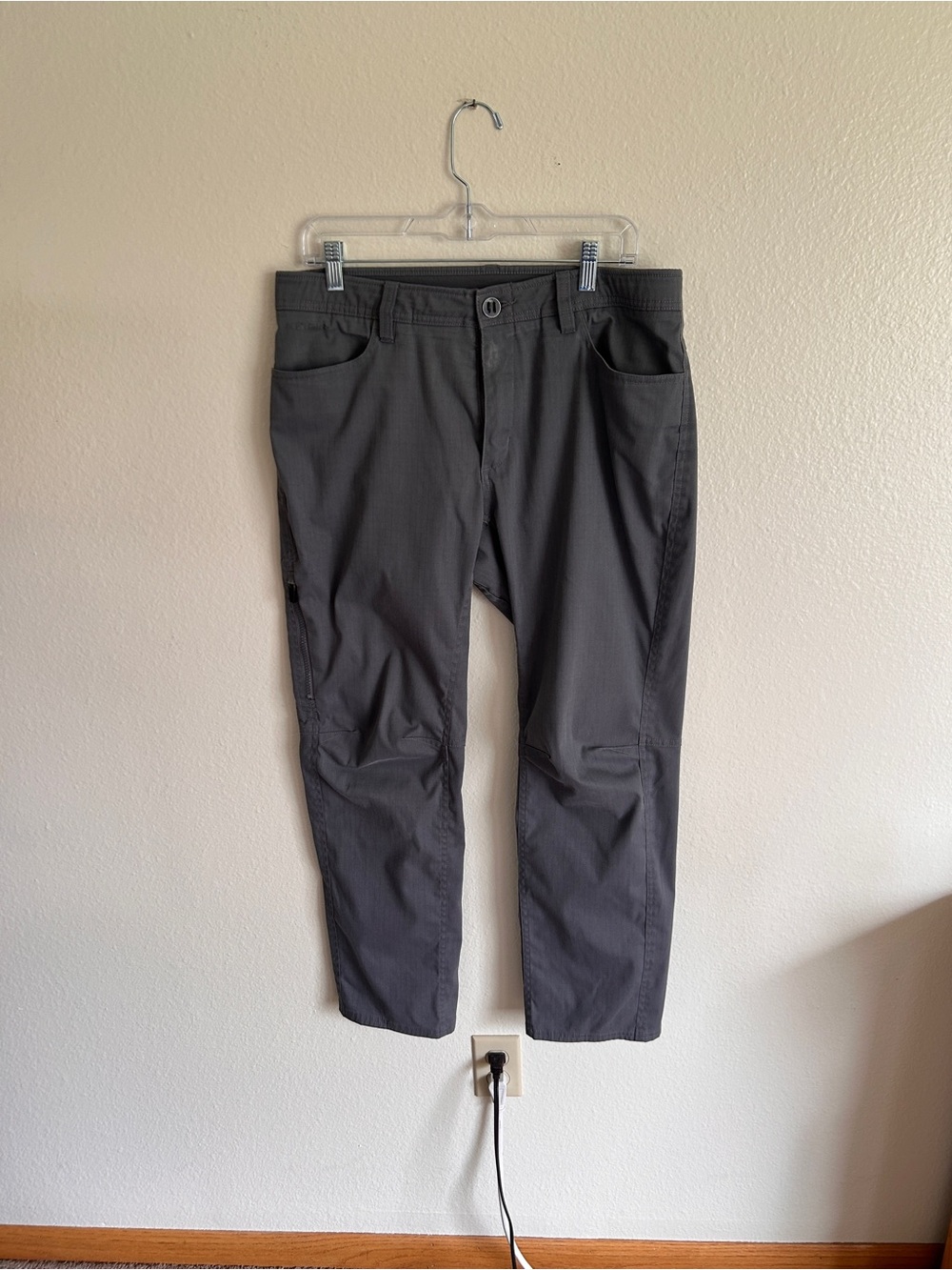 Under Armour Men's Dark Gray Chino-Style Performance Pants men’s 34/30